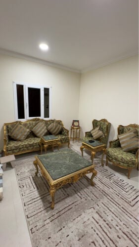 كنب قوي ونضيف وطاولات رخام قويه 