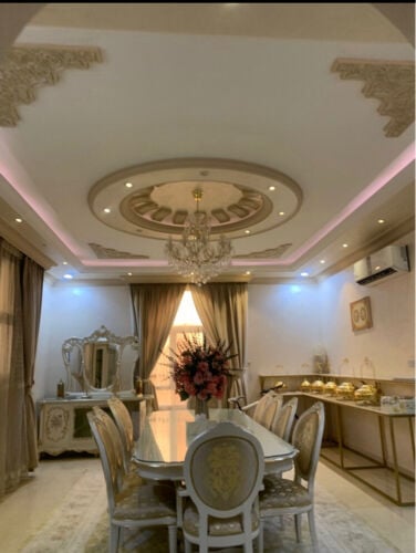 طوله عشر كراسي