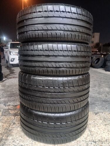 225/40/ZR18 or 265/40/ZR18