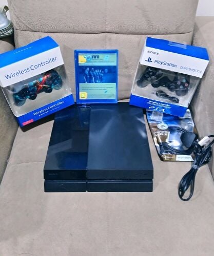 Ps4 with 2 new controllers