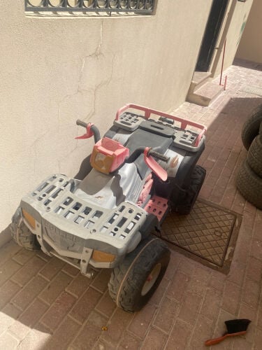 سيارة أطفال 