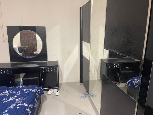 غرفة نوم وسرير وطاولات للبيع