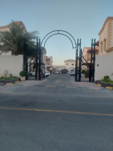 للبيع مجمع ١٠ فلل عين خالد