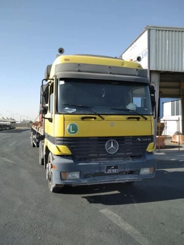 actress head and trailer