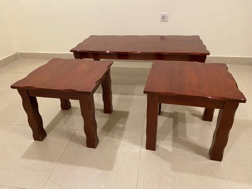 طاولة وسطية مع طاولتين جانبيات 