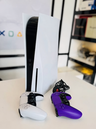 Ps5 Disc with 2 controllers