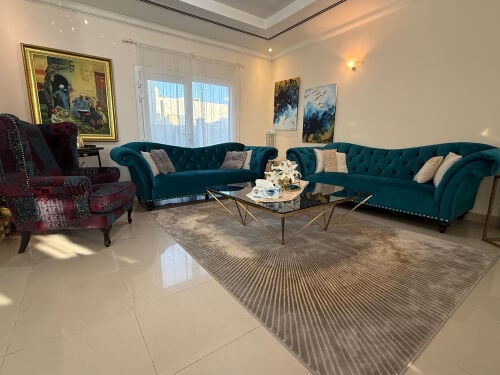 طقم اثاث بلون مميز وراقي مع طاولة
