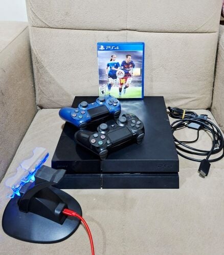 Ps4 with 2 original controllers
