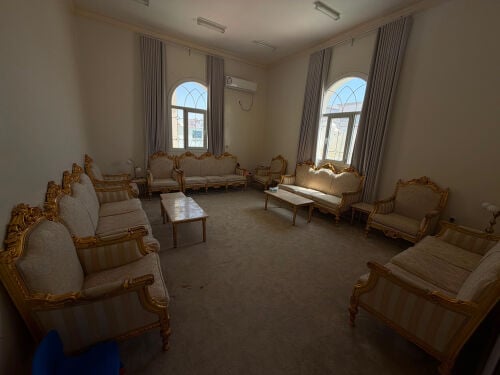 طاولات و كراسي