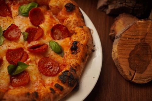 A professional pizza chef experien