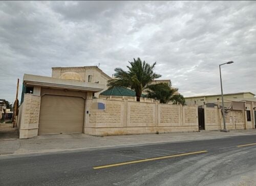 للبيع بيتين مساحات واسعة الغرافة