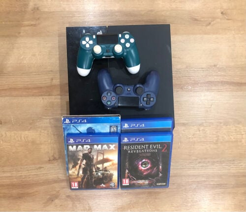 PS4 + 2 Controllers + 4 Games