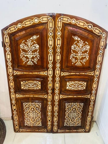 باب خشبي مزدوج مصنوع من خشب