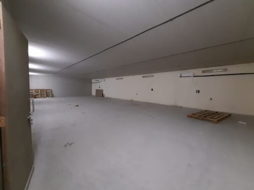 1000 sqm Store in industrial area
