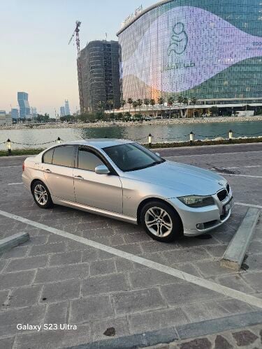 320i