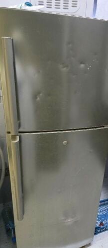 ثلاجة نظيفة ممتازة ويوجد توصيل