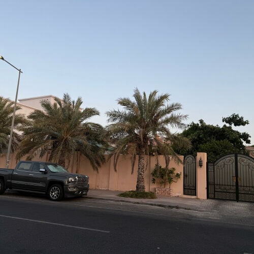 فيلا للبيع على 3 شوارع تصلح للسكن