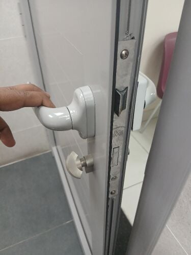 تركيب وصيانة الأبواب والاقفال وفت