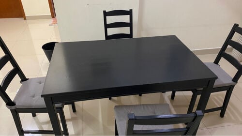 طاولة ايكيا مع ٤ كراسي 