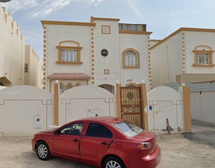 للبيع فيلا في الخور مساحة 400 متر