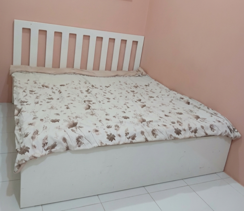 Bed with medical mattress