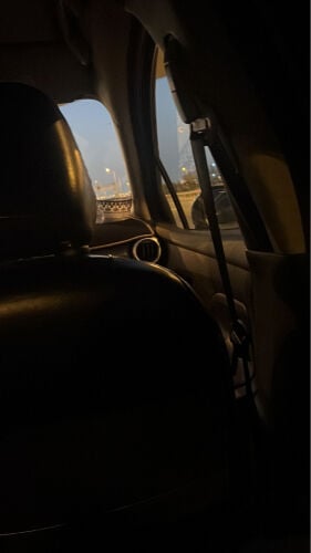 سائق اسيوي مع رخصة قيادة مانيول 