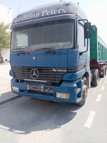 شاحنة نوع مرسيدس  