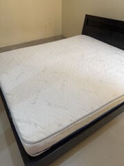 سرير كبير مع فرشه