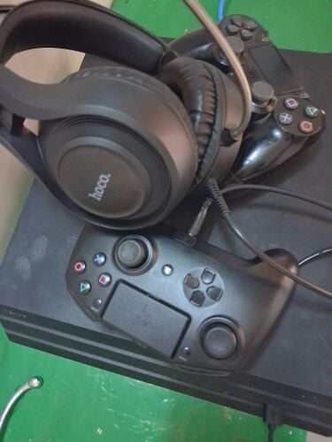 :
PS4 Pro 1TB + 2 Controllers + Hea