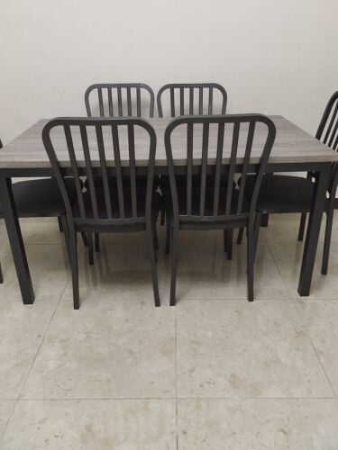 طاولة الطعام بحالة ممتازه