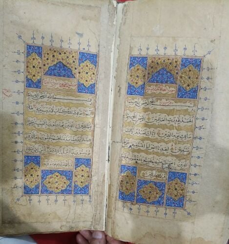 مصحفٌ شريفٌ أثريٌّ مكتوبٌ بخطِّ ا