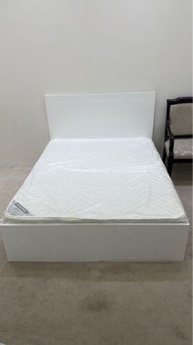 سرير ابيض شخص ونص