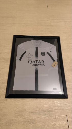 قميص موقع من نيمار