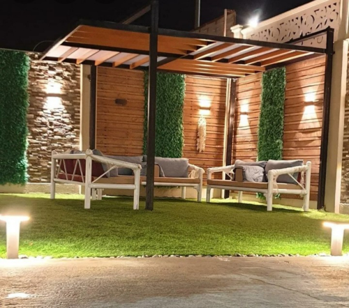 سواتر وعشب مع خشب