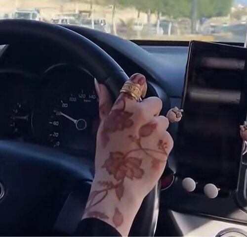 سيده عربيه للتوصيل النسائي 