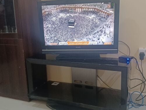 تلفزيون مع طاولته