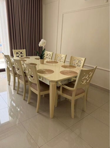 طاولة طعام