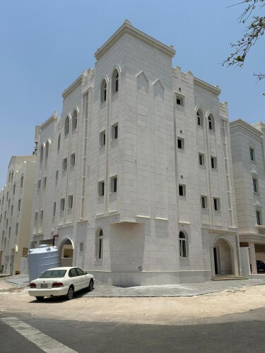 للبيع عمارة جديدة مفروشة بالمطار 
