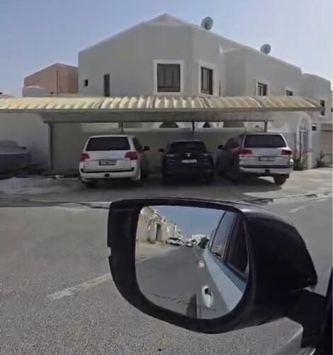 فلتين متلاصقات للبيع 