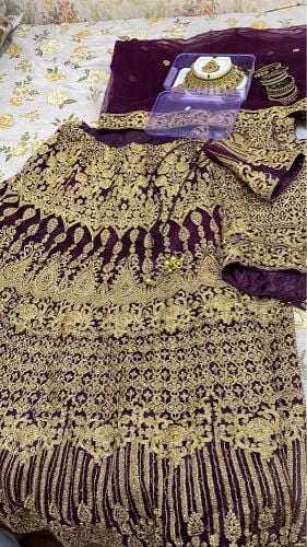A three-piece Indian dress, a skirt, a shirt, a turban, and an accessory dressed once, and the shape is luxurious and new