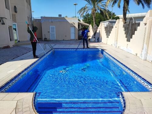 تنظيف برك السباحه
