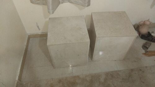 عداد ٢ طاولات شبه جديده رخام للبي