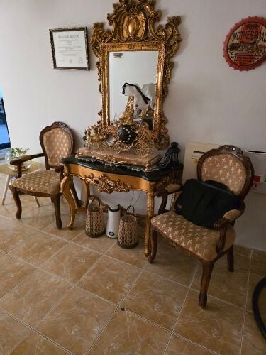 طاولة و مراية و كراسي للديكور
