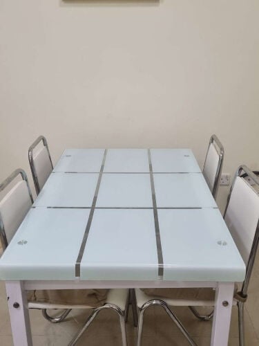 طاولة طعام مع 4 كراسي