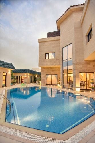 duhail.for rent villa on main road