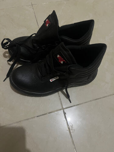 Safety boots