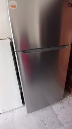 ثلاجه. للبيع.   كبيرة. الحجم.