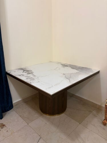 طاولة طعام مع ٤ كراسي