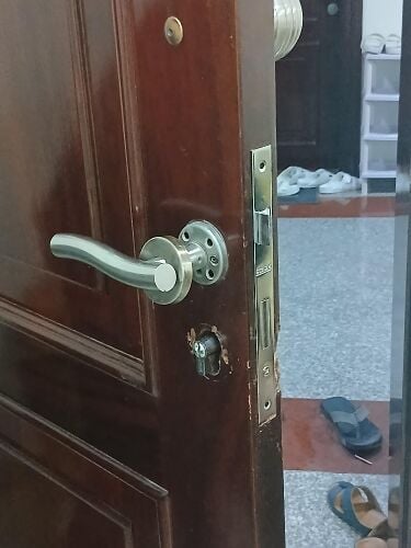 تركيب وصيانة الأبواب والاقفال وفت