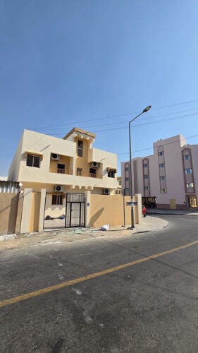 للبيع عماره بالمطار مؤجره